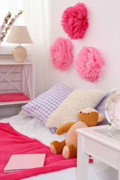 Mooie roze meisjes slaapkamer — Stockfoto