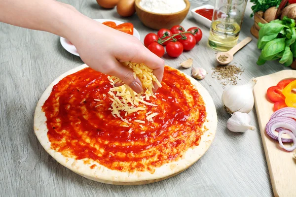 Donna che fa la pizza sul tavolo da vicino — Foto Stock