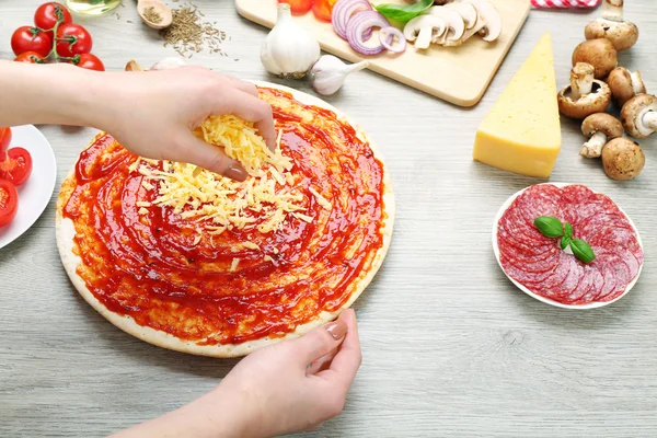 Femme faisant la pizza sur la table gros plan — Photo