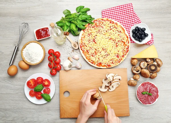 Žena dělat pizzu na stole zblízka — Stock fotografie