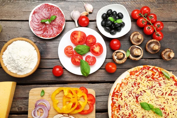 Zutaten für Pizza auf dem Tisch aus nächster Nähe — Stockfoto