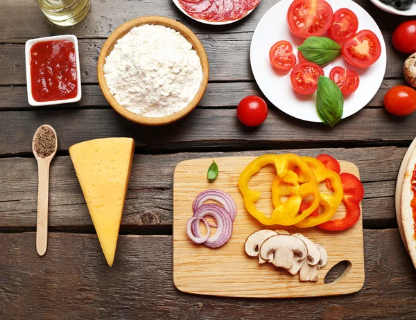 Ingredientes de comida para pizza en la mesa de cerca — Foto de Stock