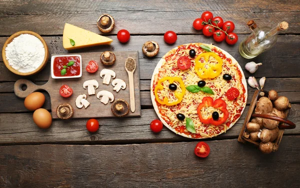 Přísady potravin pro pizzu na stole zblízka — Stock fotografie