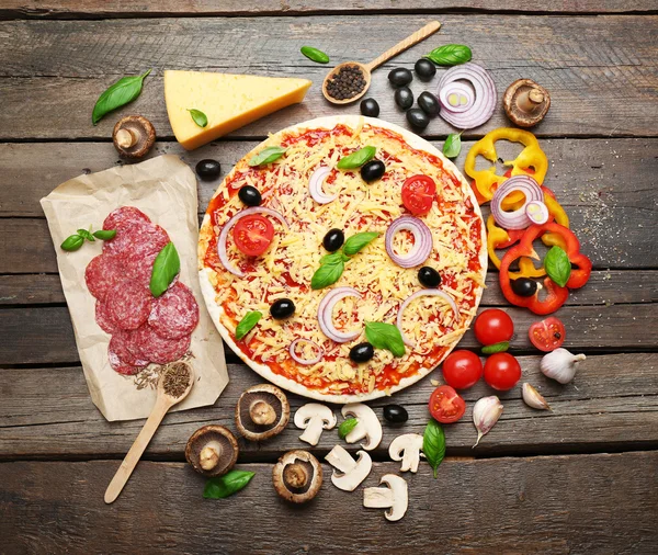 Pizza malzemelerini masaya yakın koyun. — Stok fotoğraf