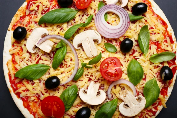 Pizza cruda con verduras de cerca — Foto de Stock