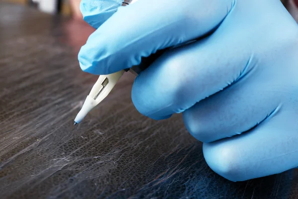 Tatuaje artista en el trabajo de cerca — Foto de Stock