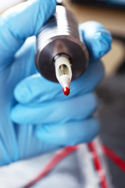 Tattoo artist at work close up — Stock Photo, Image