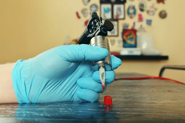 Tattoo artist at work close up — Stock Photo, Image