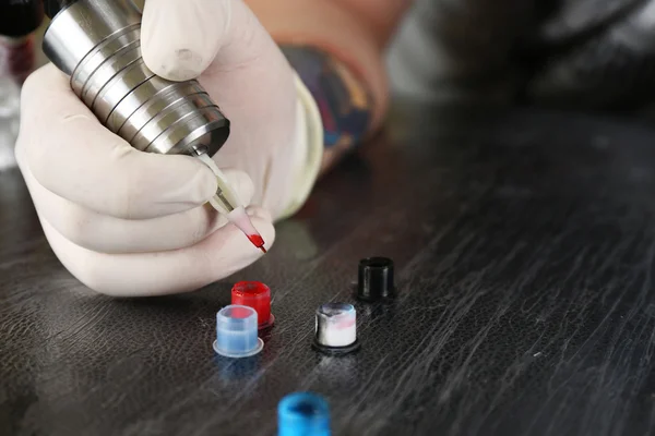 Tattoo artist at work close up — Stock Photo, Image