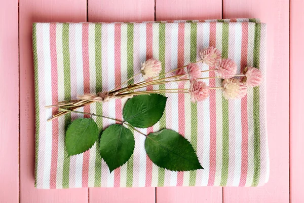 Schöne trockene Blumen auf Serviette auf Holztisch aus nächster Nähe — Stockfoto