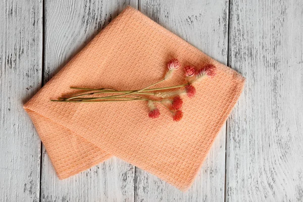 美丽的干燥花在餐巾纸上木制的背景上 — 图库照片