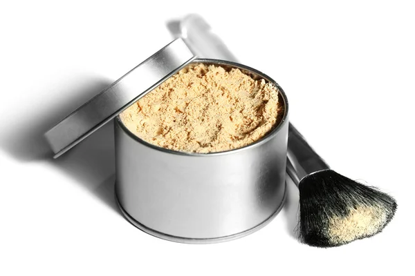 Burk med löst kosmetiskt pulver och sminkborste, isolerad på vit — Stockfoto