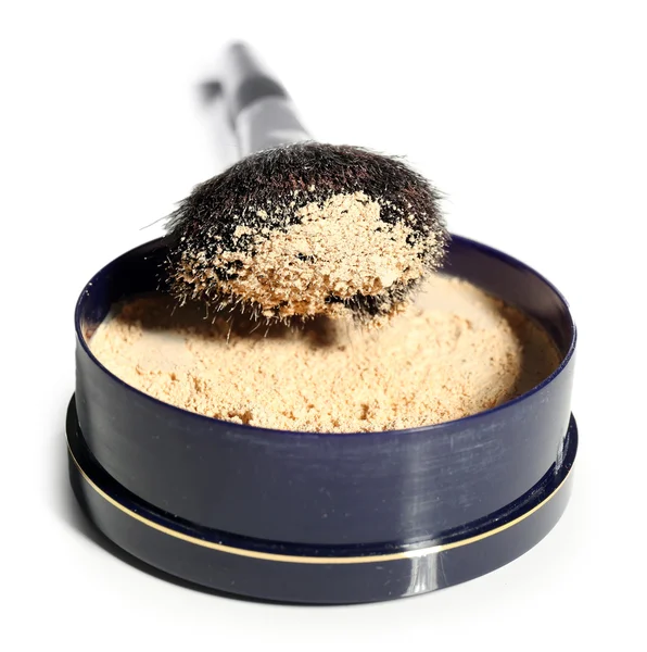 Tarro con polvo cosmético suelto y cepillo de maquillaje, aislado en blanco —  Fotos de Stock