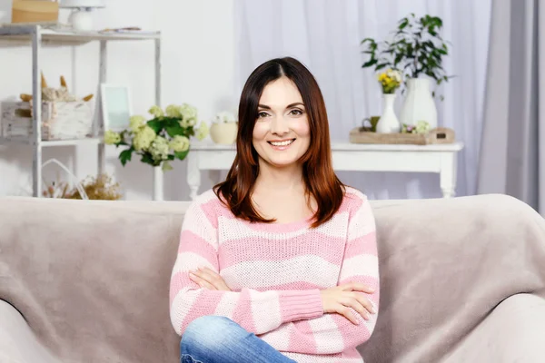 Schöne Frau mittleren Alters zu Hause — Stockfoto