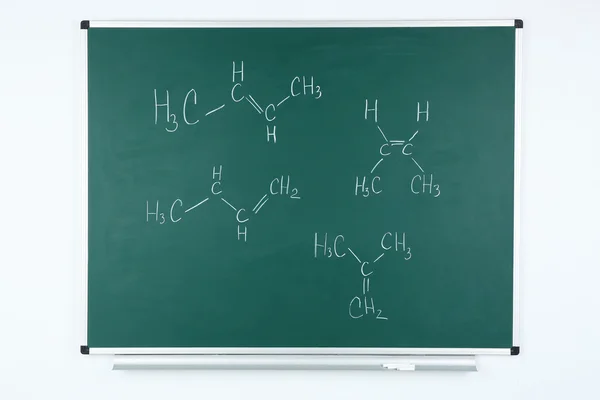 Molekül-Modelle und Formeln auf Tafel-Hintergrund — Stockfoto