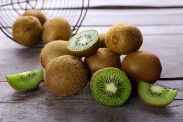 Ripe kiwi on wooden table close-up — Stock Photo, Image