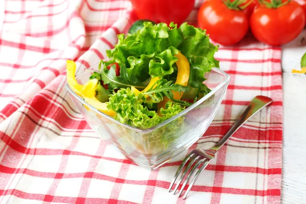 Ensalada de verduras frescas en tazón en la mesa de cerca — Foto de Stock