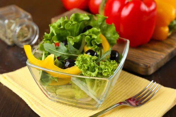 Salada de legumes frescos em tigela na mesa de perto — Fotografia de Stock