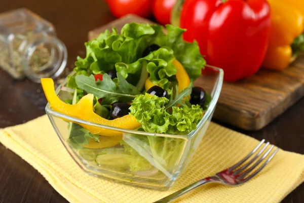 Färska grönsaker sallad i skål på bordet på nära håll — Stockfoto