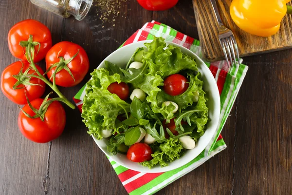 Salada de legumes frescos em tigela na mesa de perto — Fotografia de Stock