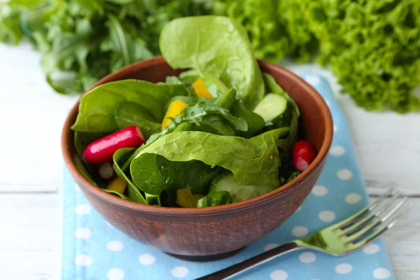 Frischer Gemüsesalat in Schüssel auf dem Tisch in Großaufnahme — Stockfoto