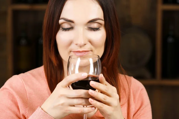 Jovem degustação de vinho na adega — Fotografia de Stock