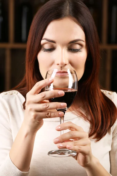 Giovane donna degustazione vino in cantina — Foto Stock