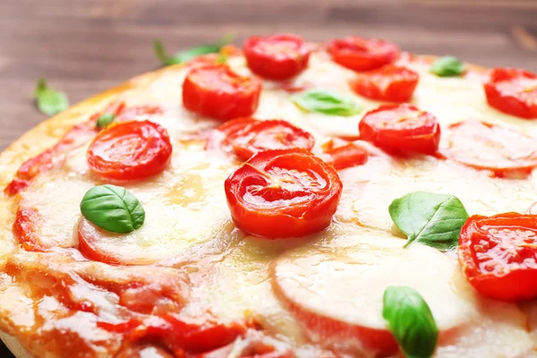 Läcker pizza med ost och körsbärstomater, närbild — Stockfoto