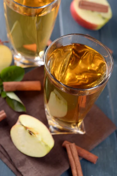 Glasses of apple juice on wooden table, closeup — Stock Photo, Image