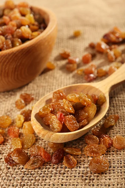 Raisins on sackcloth, closeup — Stock Photo, Image