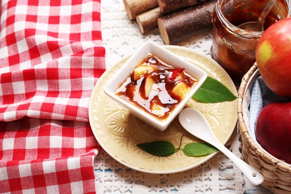 Apple jam and fresh red apples on wooden table close-up — Stock Photo, Image