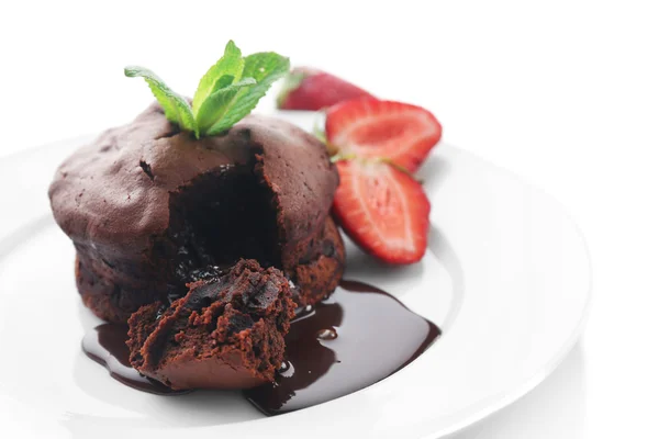 Schokoladenfondant mit Erdbeeren auf weißem Teller, Nahaufnahme — Stockfoto