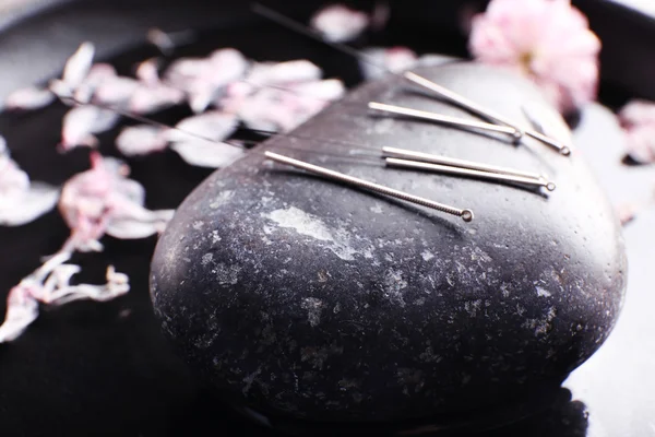 Acupunctuurnaalden met spa steen op dienblad, close-up — Stockfoto