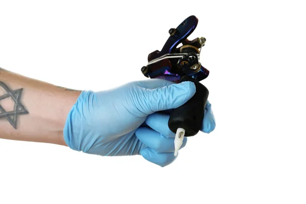 Hand des Tätowierers mit Tätowiermaschine isoliert auf weiß — Stockfoto