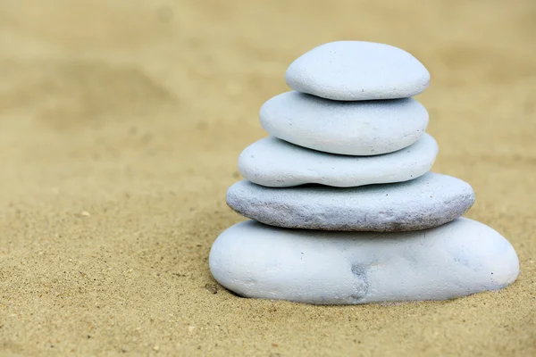 Zen-Steine balancieren Wellness am Strand — Stockfoto