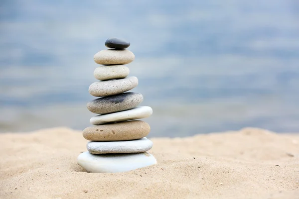 Balneario de piedras Zen en la playa —  Fotos de Stock
