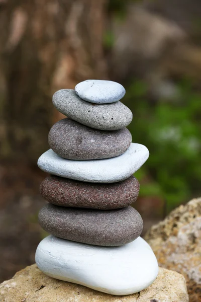 Zen taşları açık havada kaplıcaları dengeler. — Stok fotoğraf