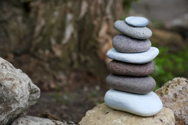 Zen taşları açık havada kaplıcaları dengeler. — Stok fotoğraf