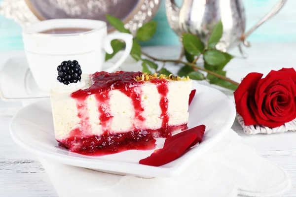 Lekker stukje cheesecake met berry saus op plaat op tafel close-up — Stockfoto