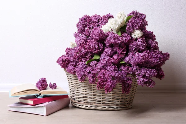 Vackra lila blommor i korg på golvet i rummet närbild — Stockfoto