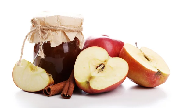 Apple jam i burk med färska röda äpplen isolerad på vit — Stockfoto