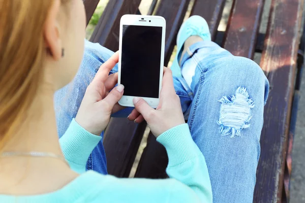 Kvinna med mobiltelefon, utomhus — Stockfoto