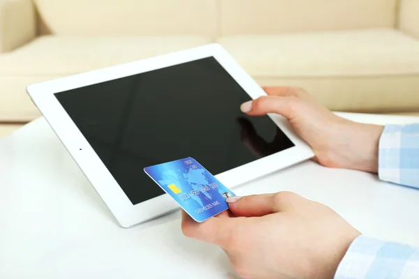 Mãos femininas com tablet e cartão de crédito como conceito de compras online — Fotografia de Stock