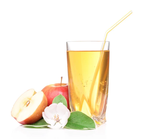 Glas appelsap en appels, geïsoleerd op wit — Stockfoto