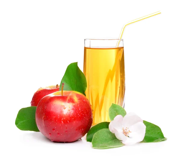 Glas appelsap en appels, geïsoleerd op wit — Stockfoto