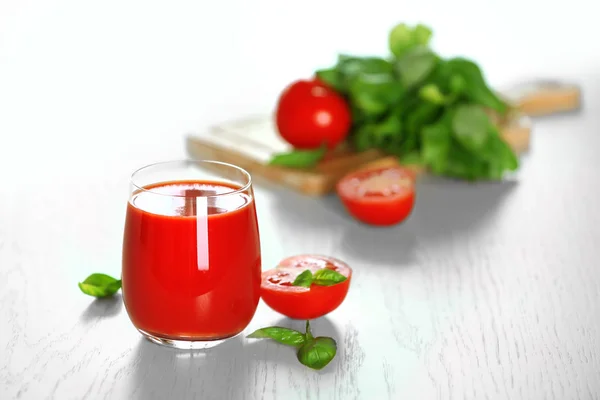 Jugo de tomate y tomates frescos en primer plano de mesa de madera —  Fotos de Stock