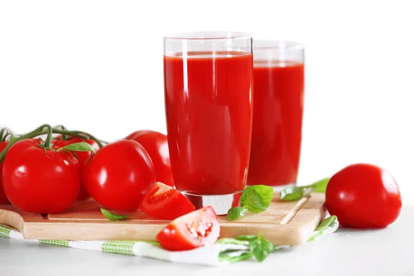 Jugo de tomate y tomates frescos en primer plano de mesa de madera —  Fotos de Stock