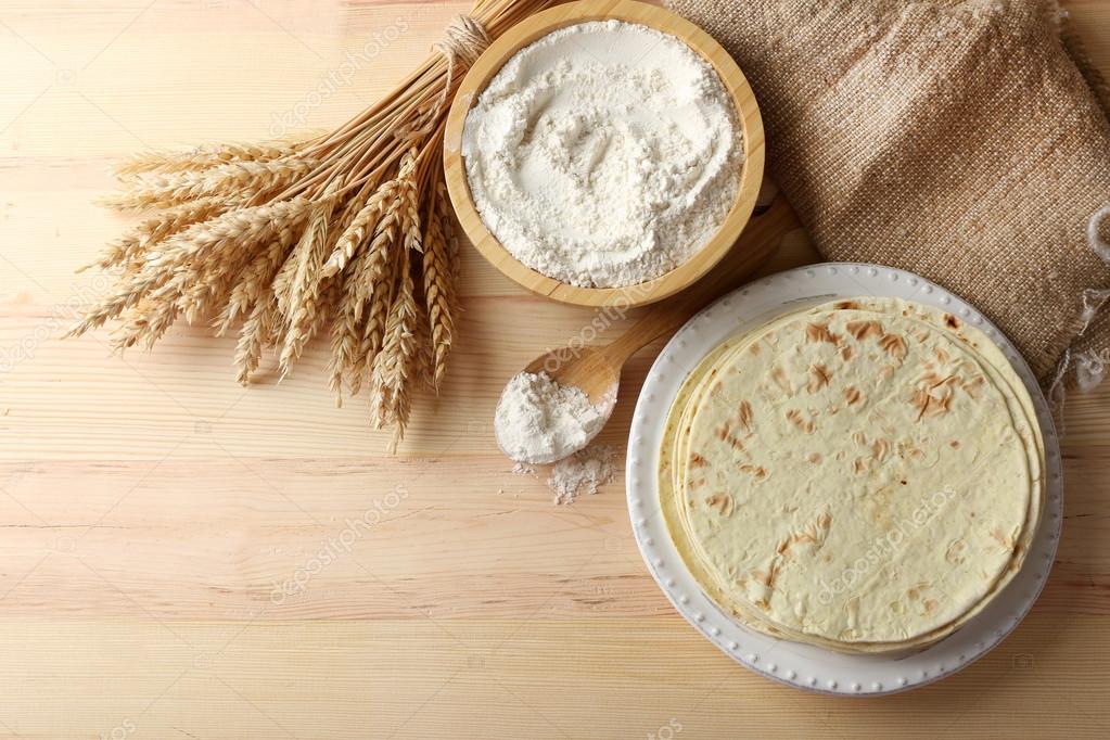 Montón de tortilla casera de harina de trigo integral en plato, sobre