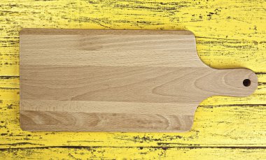 Ahşap arka planda kesme tahtası