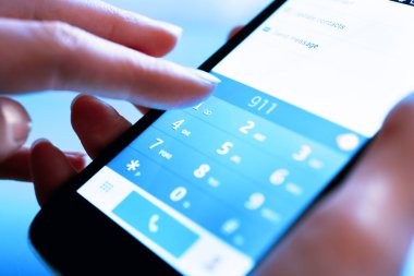 Smartphone cep telefonu ile parmak dokunmatik numarasını bir arama yapmak, yakın çekim için